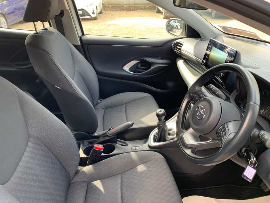 2023 Toyota Yaris - image 17