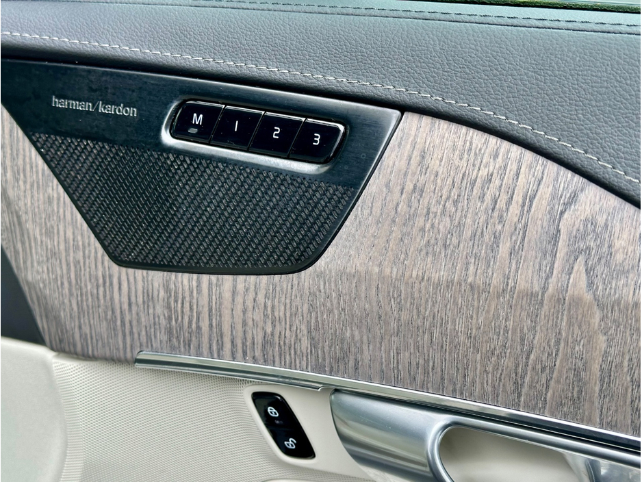 2023 Volvo XC90 - image 3