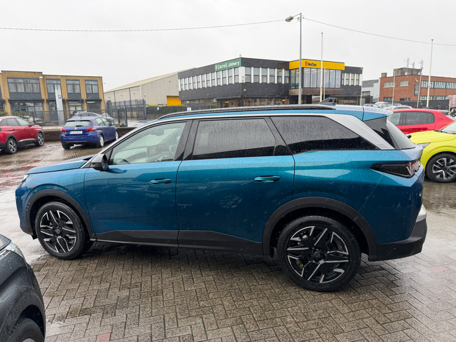 2025 Peugeot 5008 - image 7
