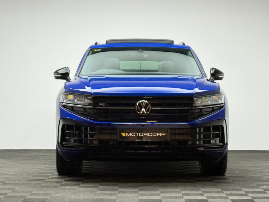 2025 Volkswagen Touareg - image 2