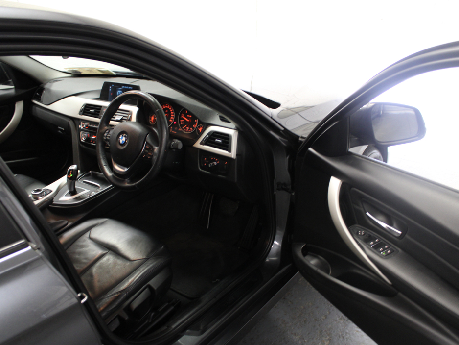 2018 BMW 3 Series - image 21