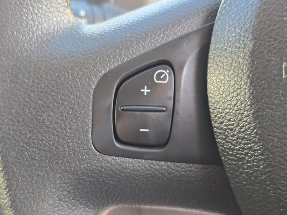 2021 Renault Trafic - image 17