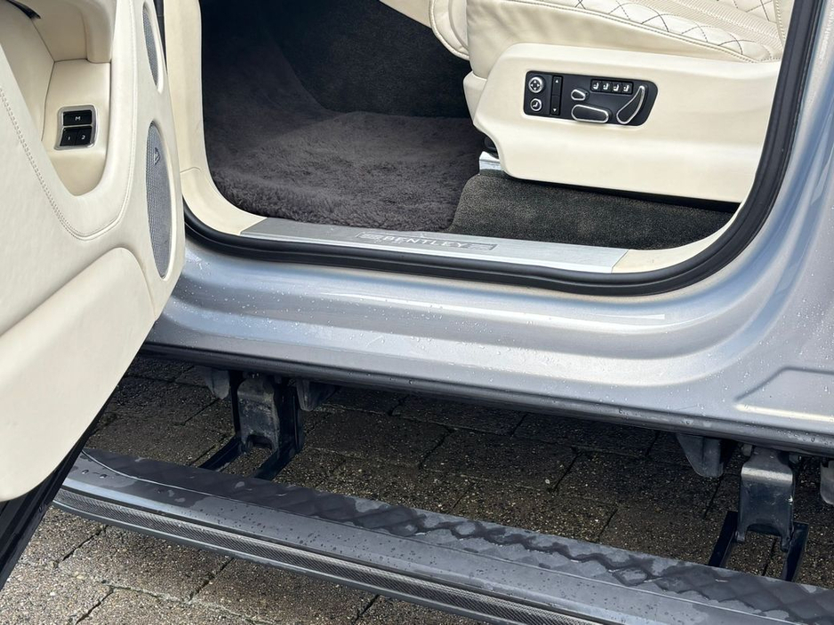 2016 Bentley Bentayga - image 36