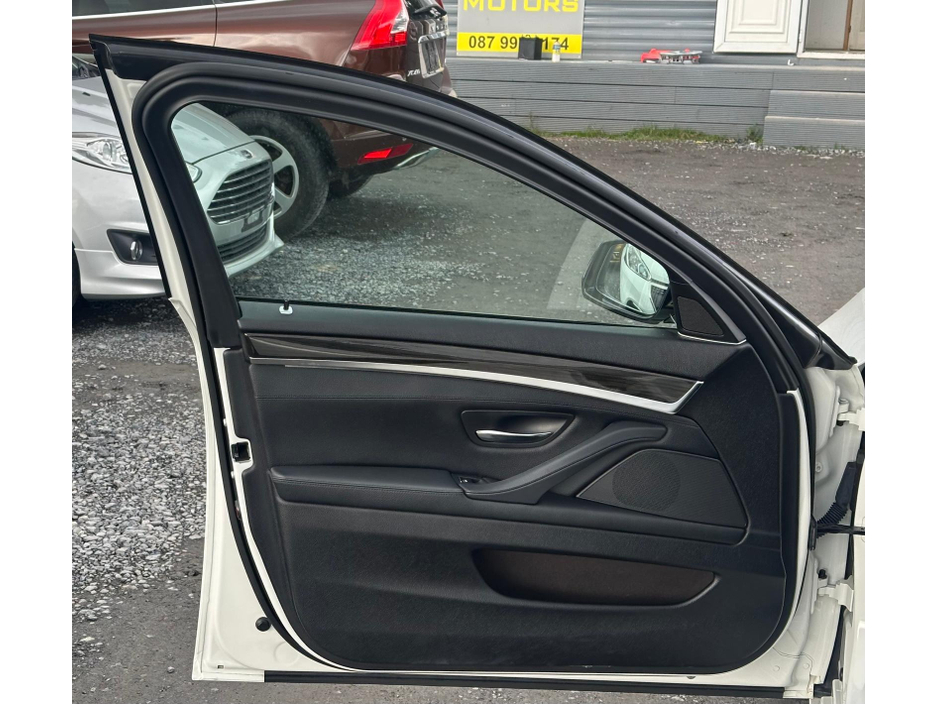 2017 BMW 5 Series - image 12