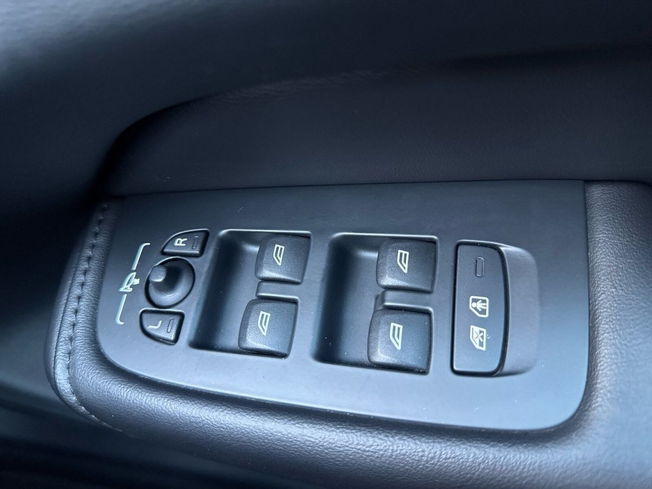 2023 Volvo XC60 T6 PHEV 350hp AT8 Plus (dark theme) €44,975