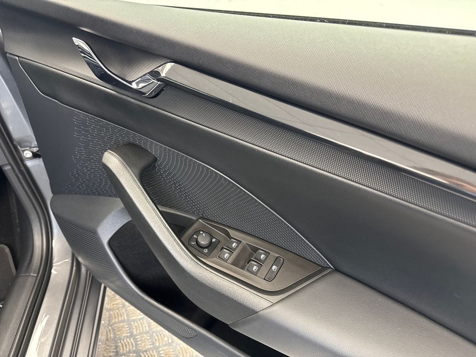 2023 Skoda Octavia - image 11
