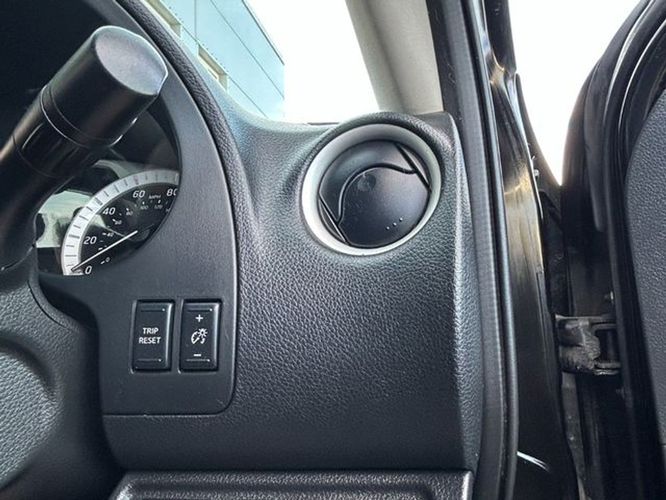 2017 Nissan Navara - image 18