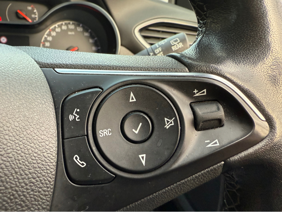 2022 Opel Crossland X - image 12