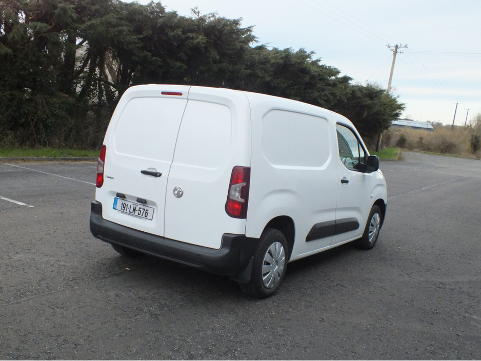 2019 Vauxhall Combo - image 2
