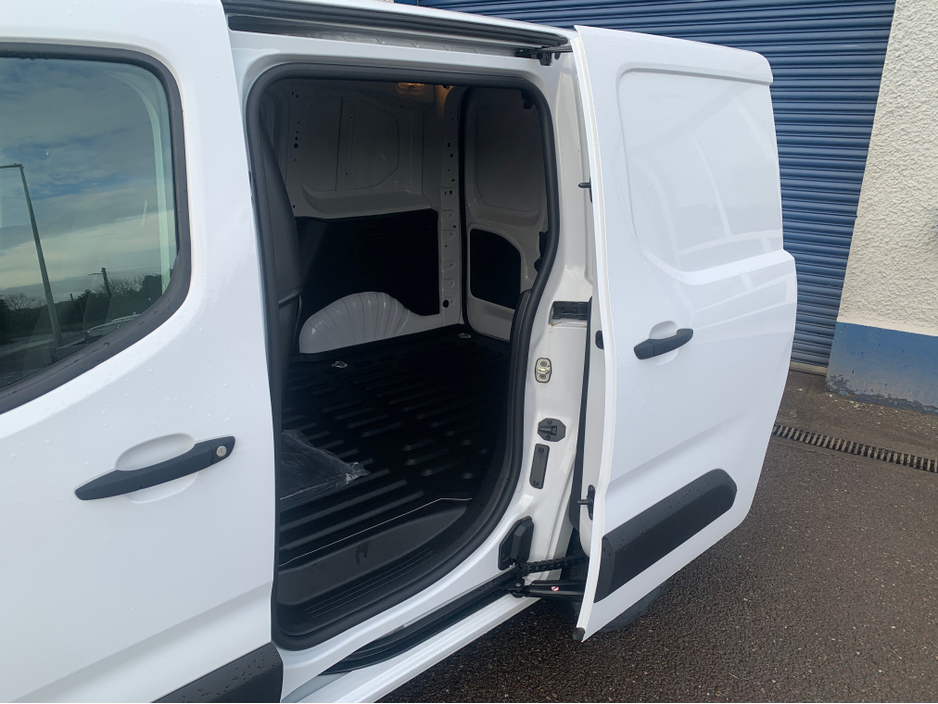 2024 Peugeot Partner PRO PLUS 1.5 HDI 100 1 €24,000