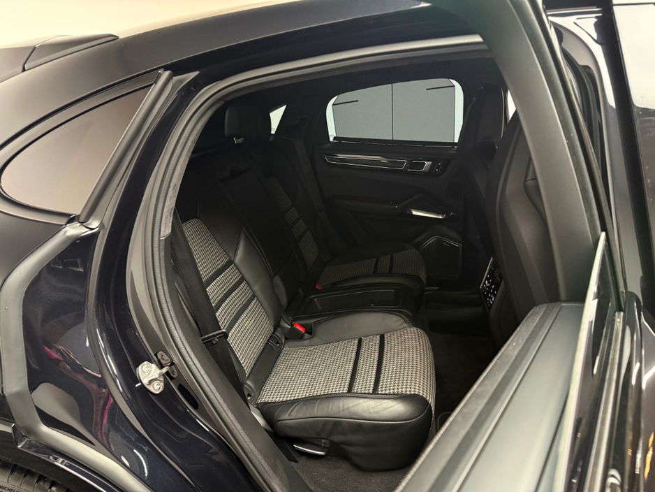 2021 Porsche Cayenne - image 14
