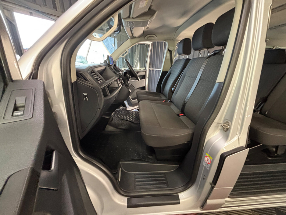 2019 Volkswagen Transporter Shuttle - image 17
