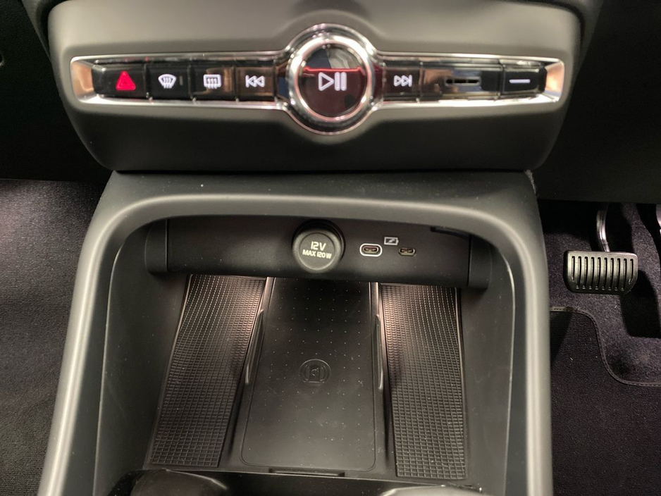 2026 Volvo EX40 - image 22