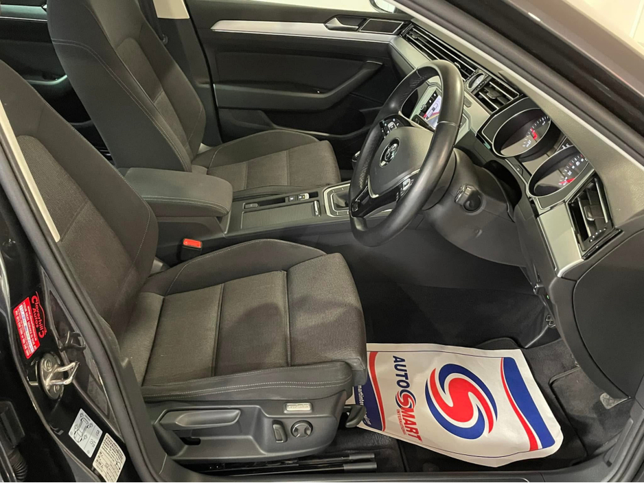 2019 Volkswagen Passat - image 11