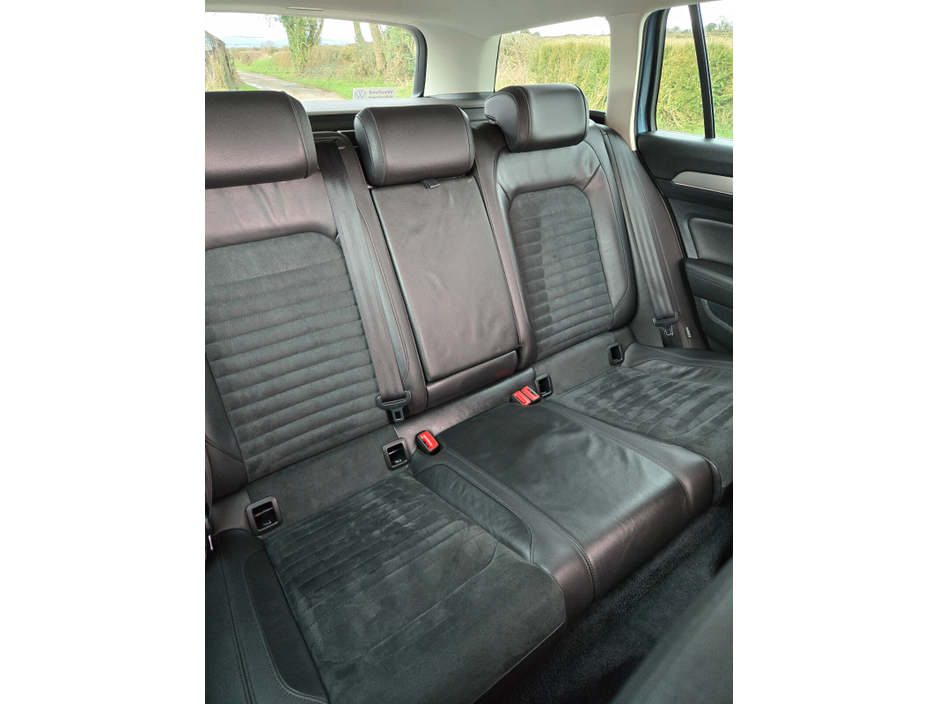 2016 Volkswagen Passat - image 9