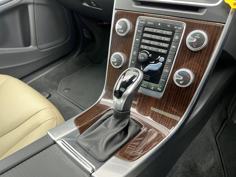 2017 Volvo V60 - image 13