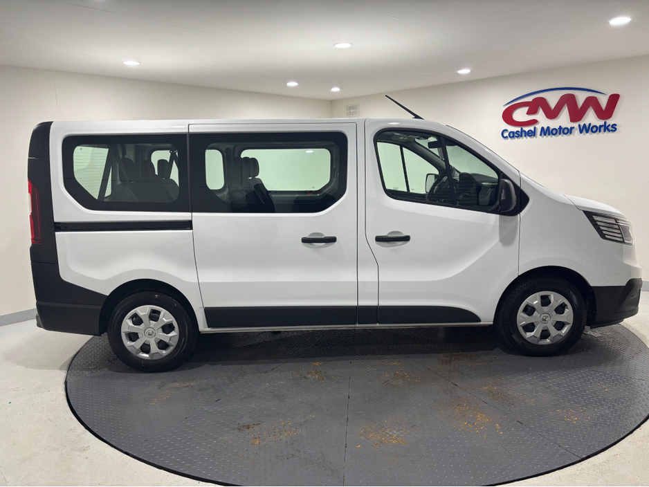 2024 Renault Trafic - image 8