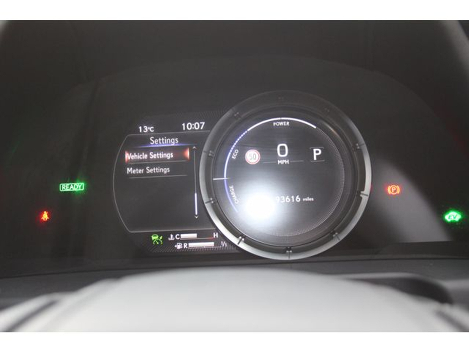 2019 Lexus ES 300 H - image 30