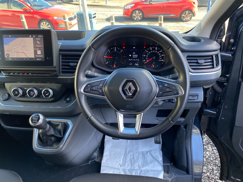 2023 Renault Trafic - image 11