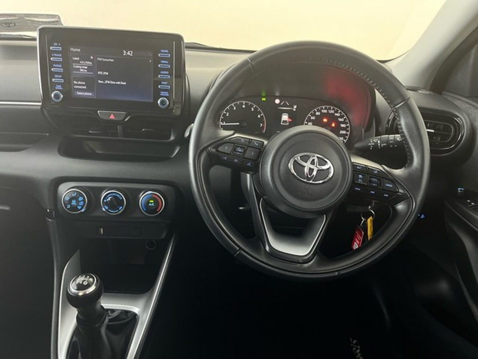 2021 Toyota Yaris - image 9