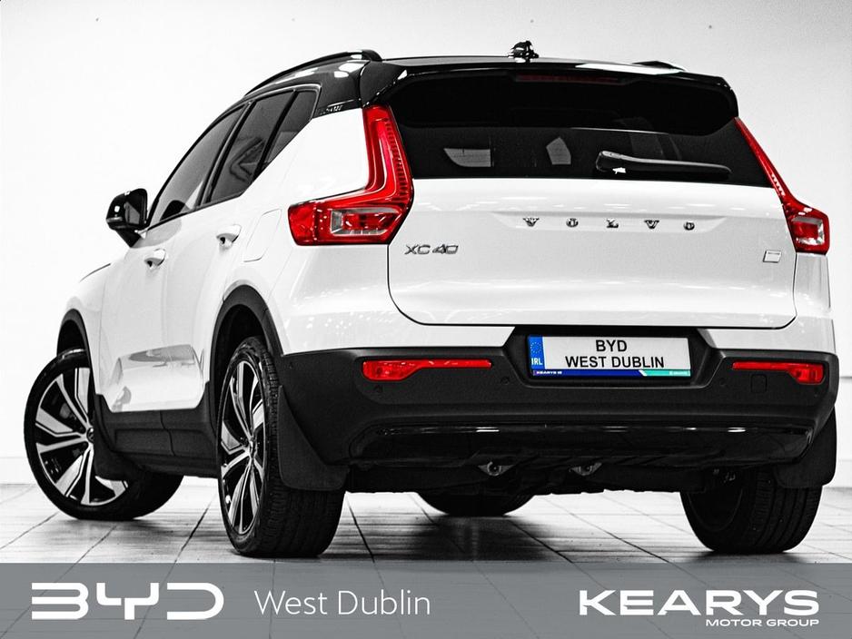 2022 Volvo XC40 - image 2