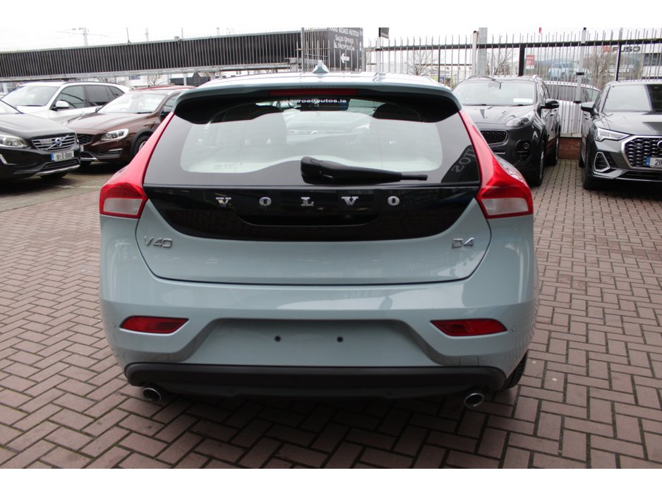 2018 Volvo V40 - image 5