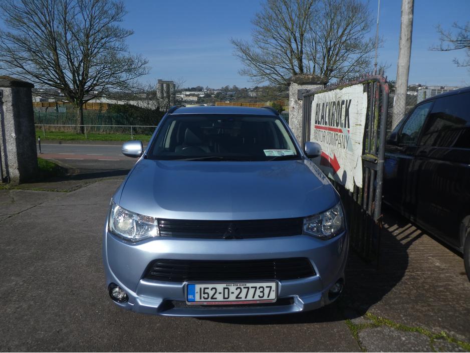 2015 Mitsubishi Outlander - image 2