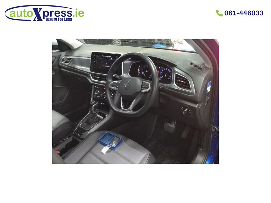 2023 Volkswagen T-Roc - image 2