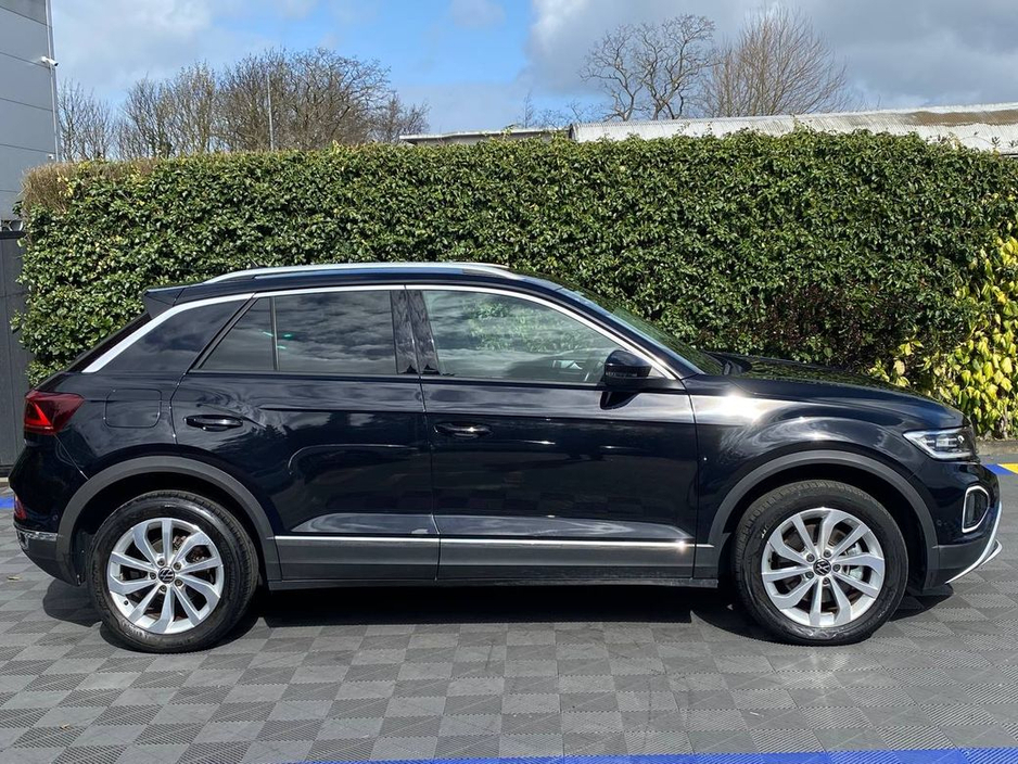 2022 Volkswagen T-Roc - image 2