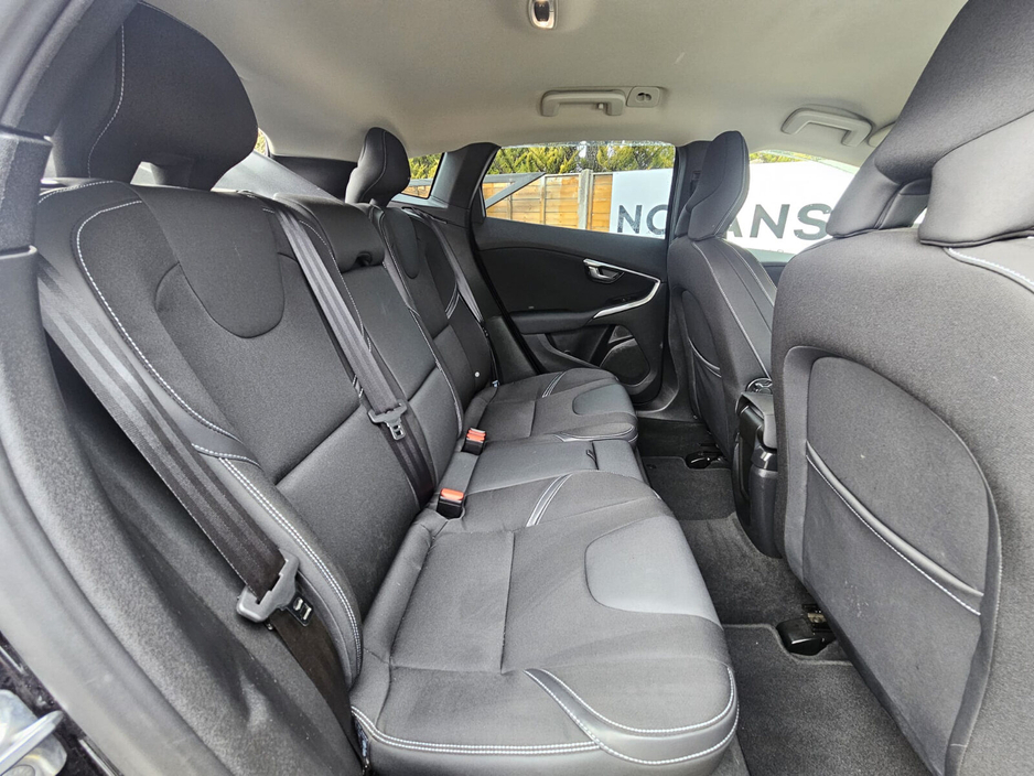 2016 Volvo V40 - image 22