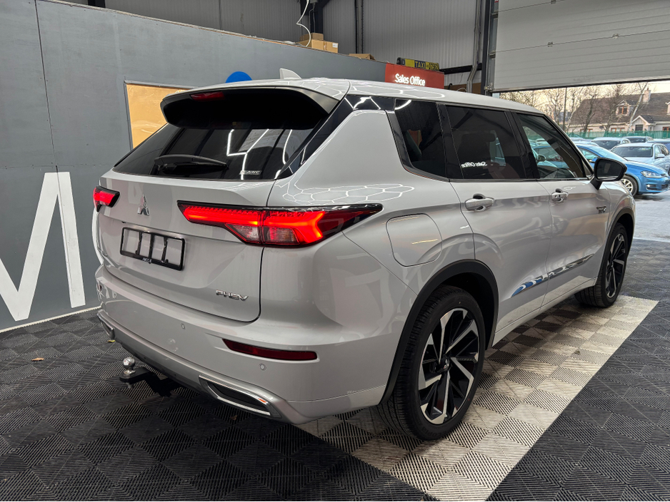 2024 Mitsubishi Outlander - image 2