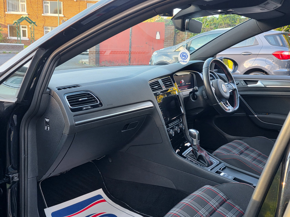 2017 Volkswagen Golf - image 20