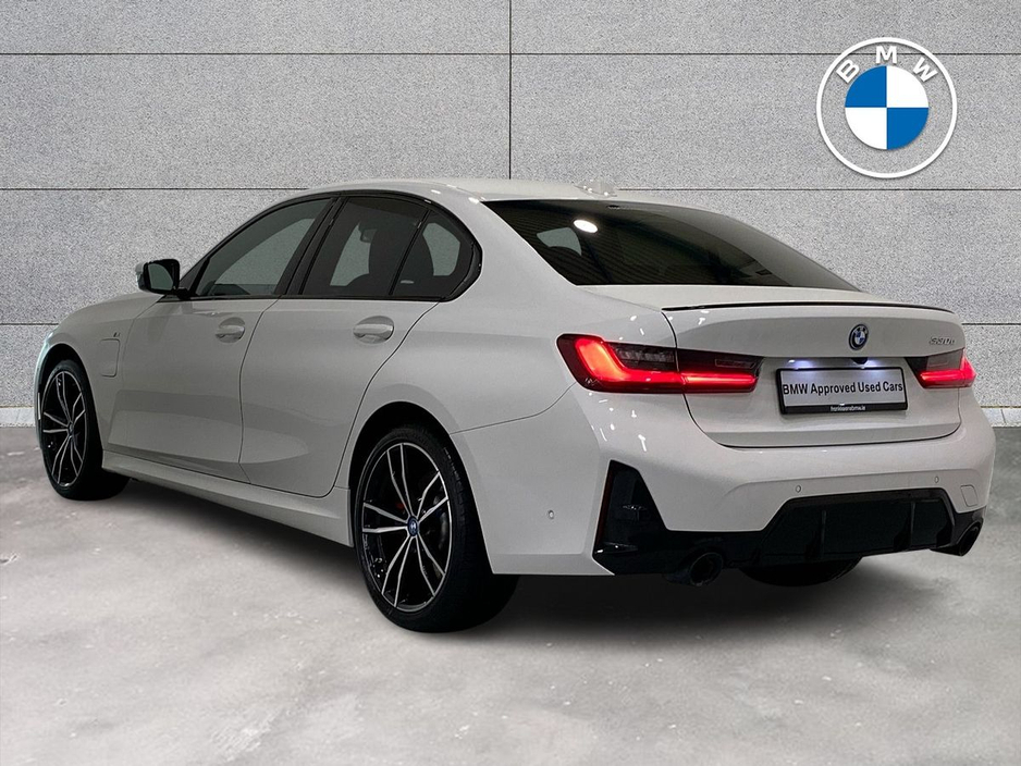 2024 BMW 3 Series - image 2