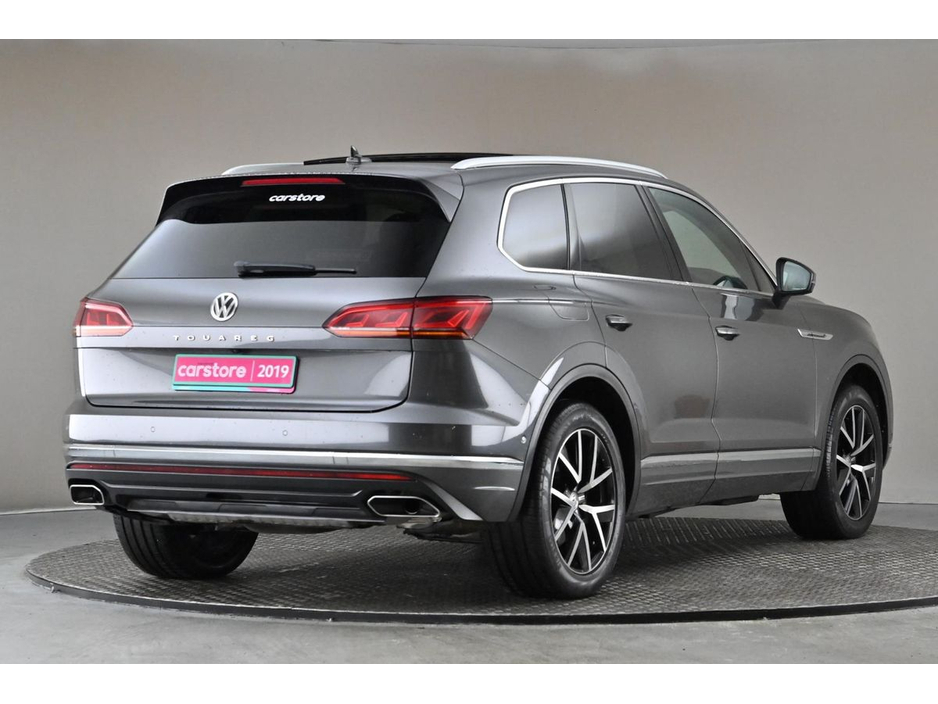 2019 Volkswagen Touareg - image 9