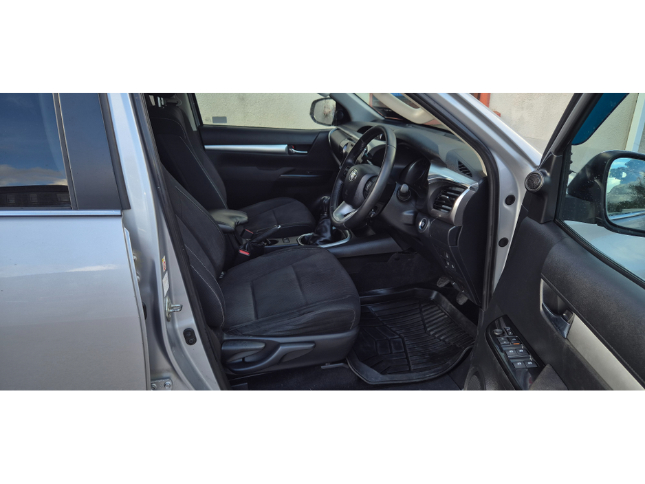 2017 Toyota Hilux - image 6