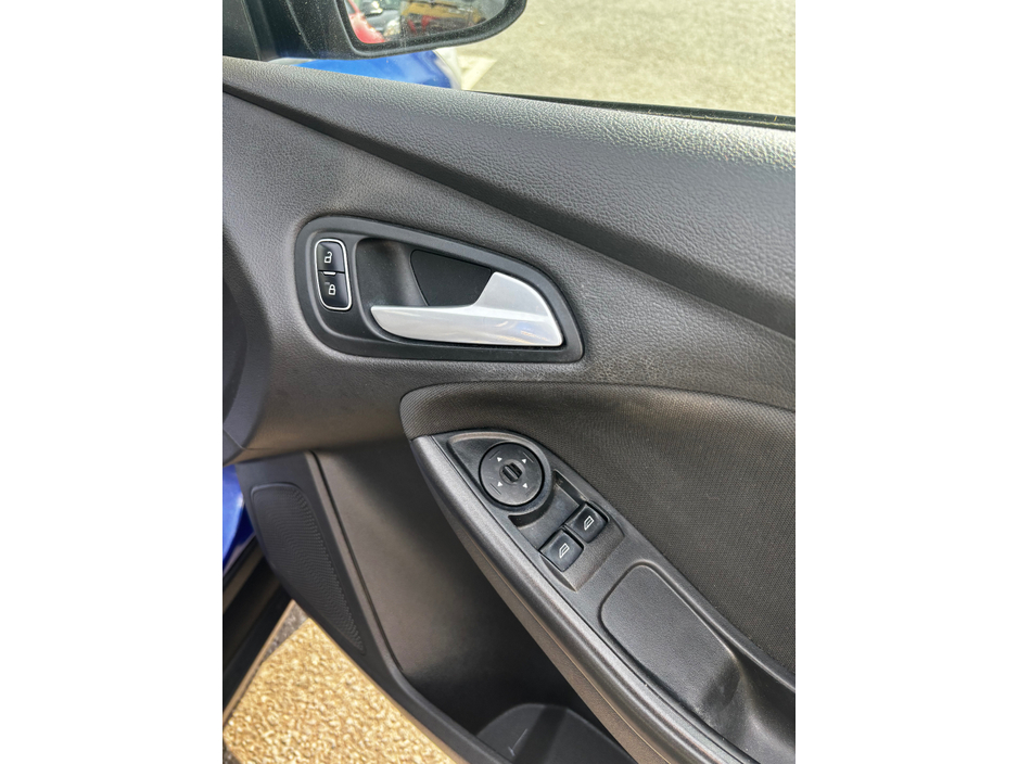 2015 Ford Focus - image 7