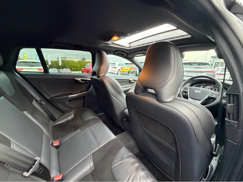 2017 Volvo V60 - image 31