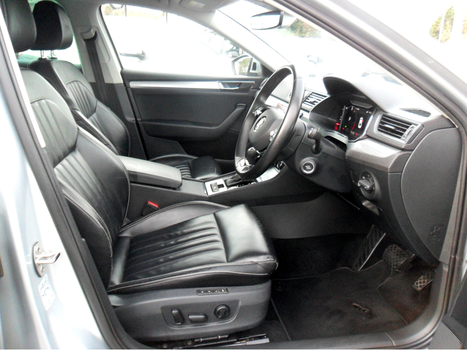 2022 Skoda Superb - image 9