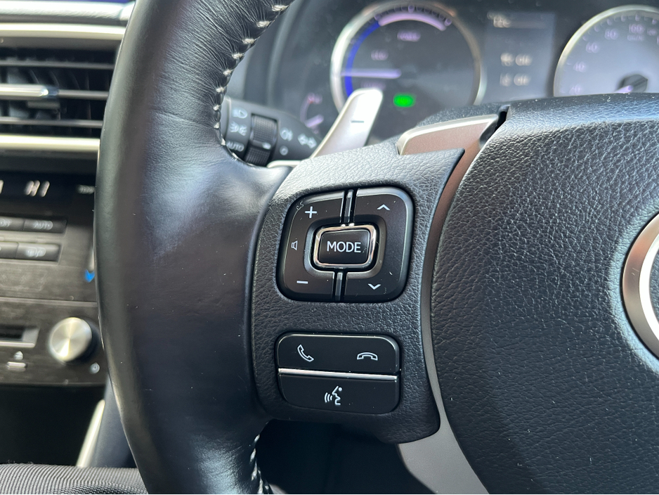 2018 Lexus IS 300 h - image 23