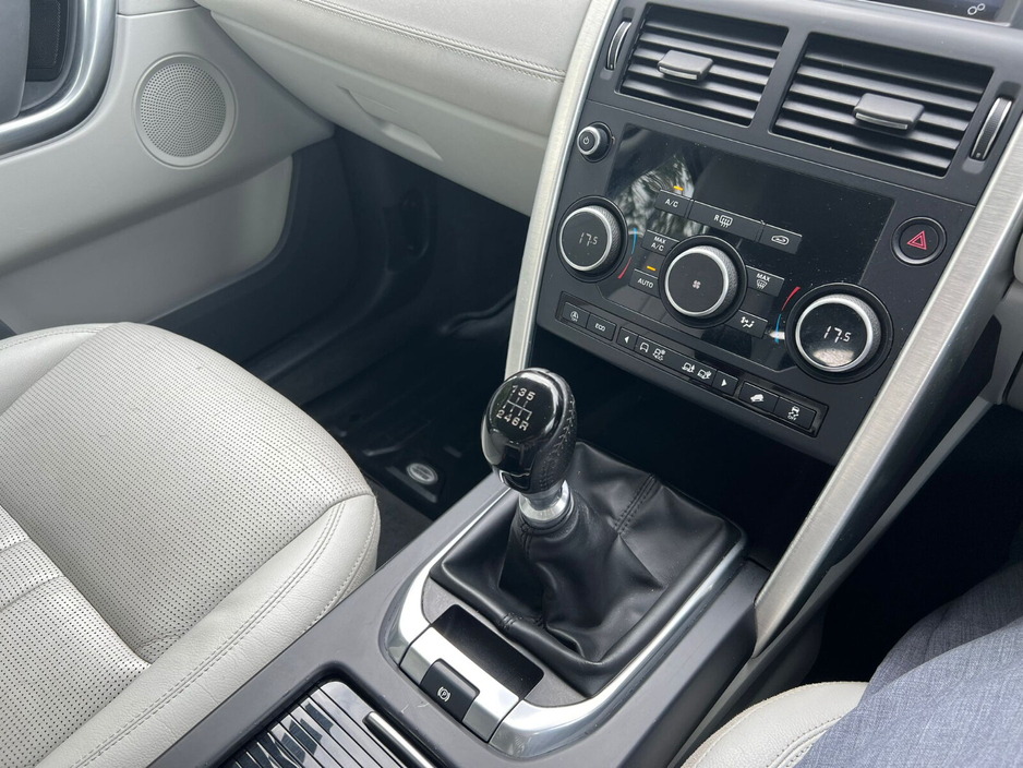 2018 Land Rover Discovery - image 16
