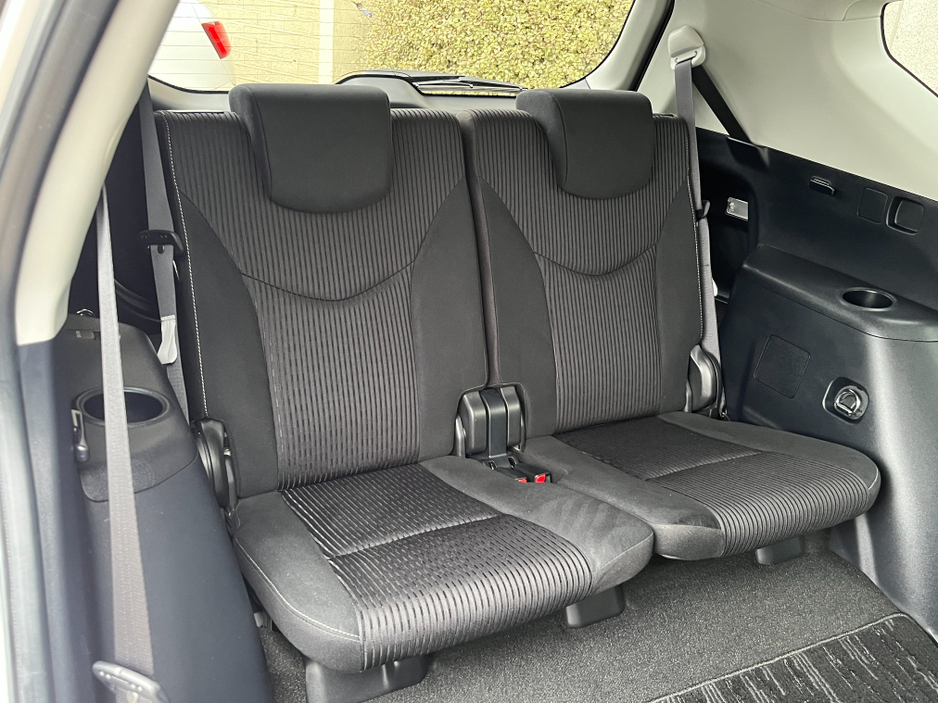 2019 Toyota Prius+ - image 10