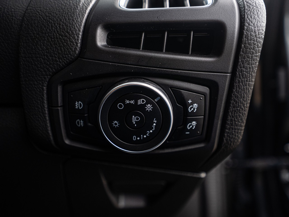 2016 Ford Focus - image 25