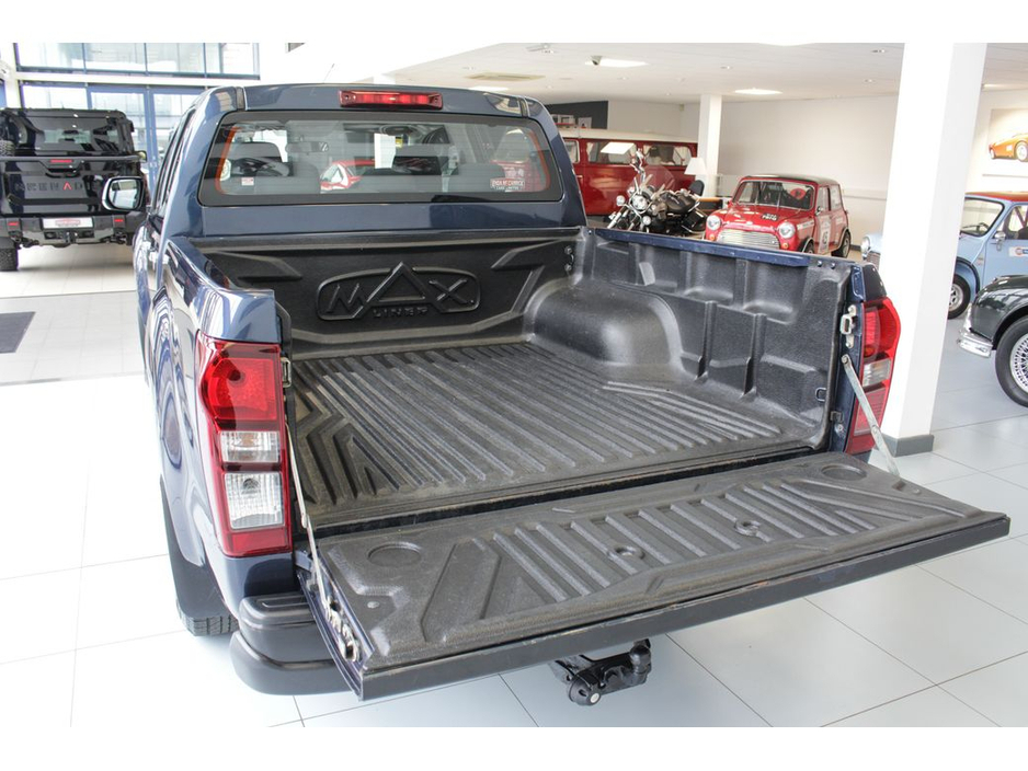 2017 Isuzu D-MAX - image 9