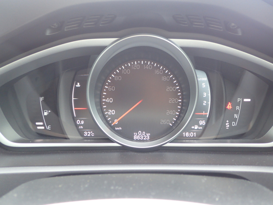 2019 Volvo V40 2.0 D4 SE LUXURY PLUS DIESEL AUTOMATIC // MASSIVE SPEC //  HALF HEATED LEATHER // REVERSING CAMERA // CRUISE CONTROL // LANE ASSIST // COLLISION WARNING SYSTEM // UPGRADED SPORT ALLOYS €19,950