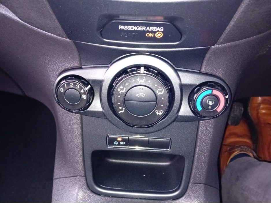 2013 Ford Fiesta - image 20