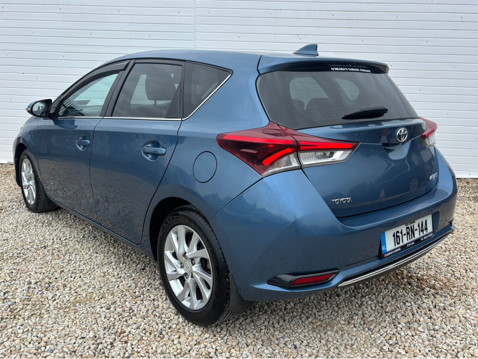 2016 Toyota Auris - image 8