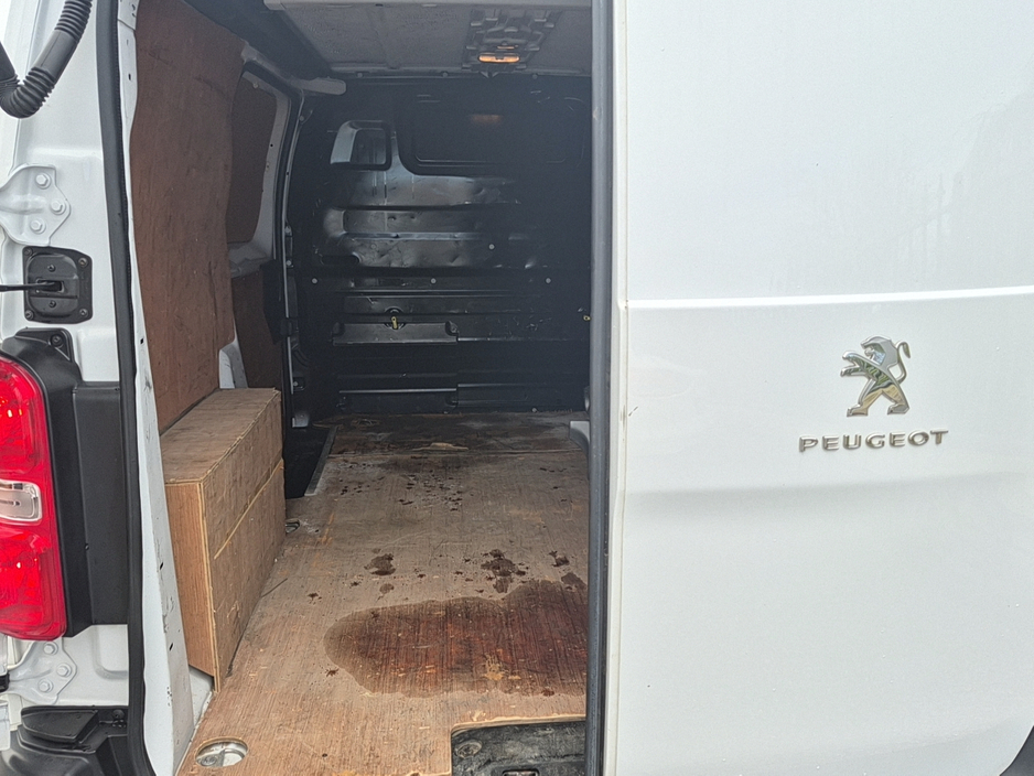 2022 Peugeot Expert - image 17