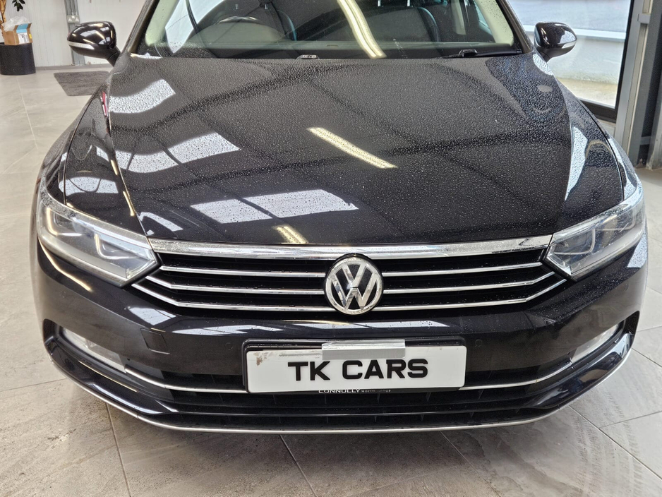 2016 Volkswagen Passat - image 4