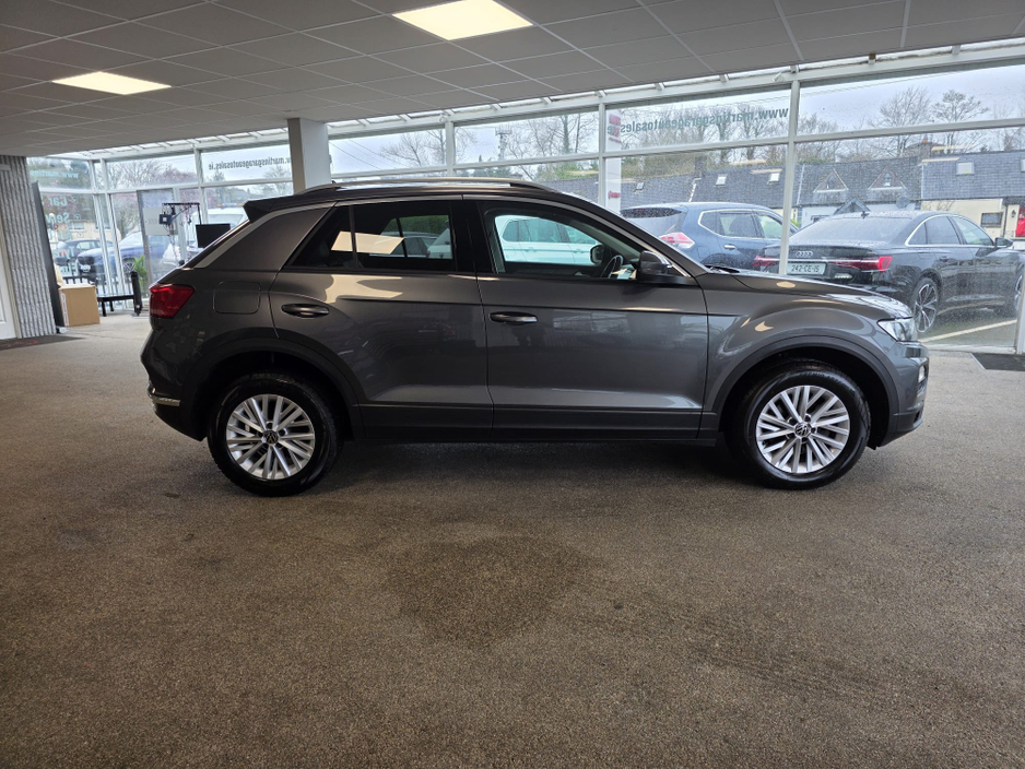 2022 Volkswagen T-Roc - image 8