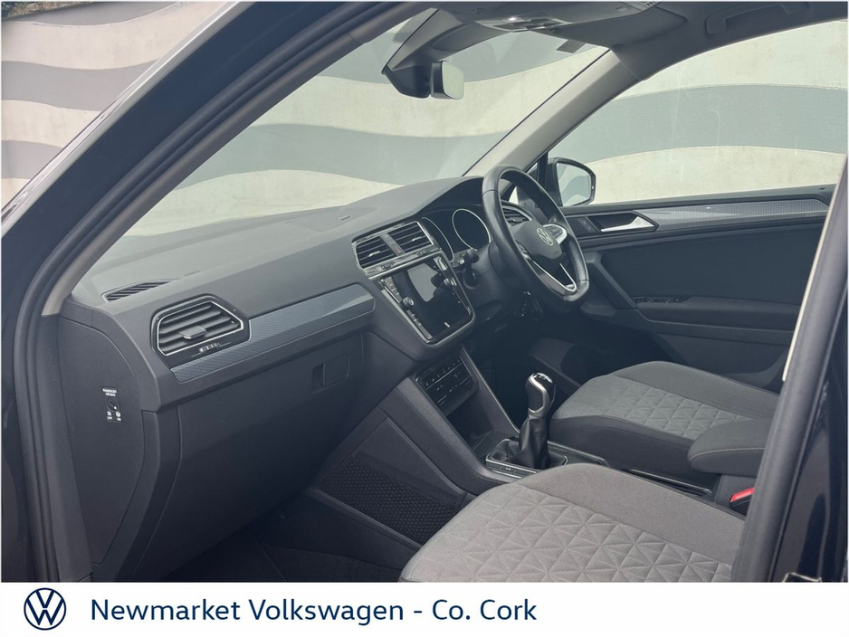 2023 Volkswagen Tiguan - image 4